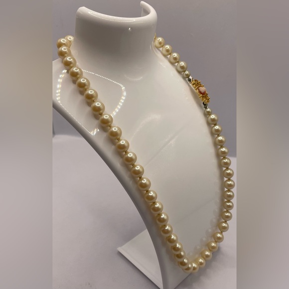 Vintage Strand of Glass Pearls Knotted with Gold Tone Cameo Clasp Unique - Picture 4 of 9